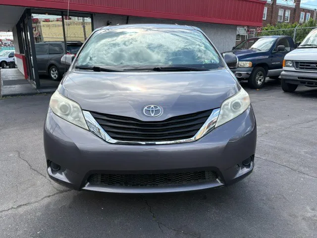 2011 Toyota Sienna LE - Photo 10