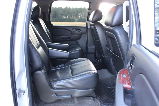 2011 Chevrolet Suburban LT - Photo 17