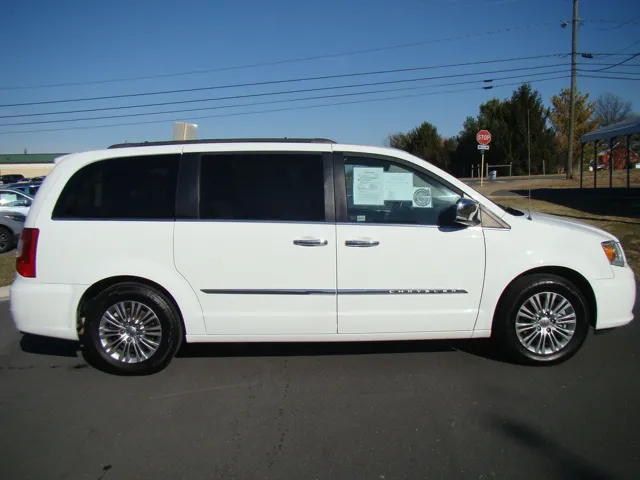 2016 Chrysler Town & Country Anniversary Edition's photo