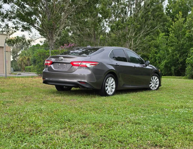 2019 Toyota Camry LE - Photo 6