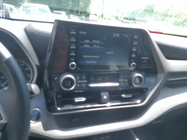 2021 Toyota Highlander XLE - Photo 11