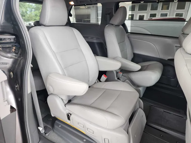 2015 Toyota Sienna XLE photo 15
