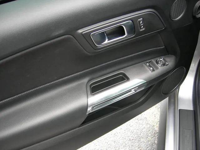 2021 Ford Mustang EcoBoost - Photo 8