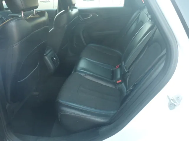 2015 Chrysler 200 S - Photo 6