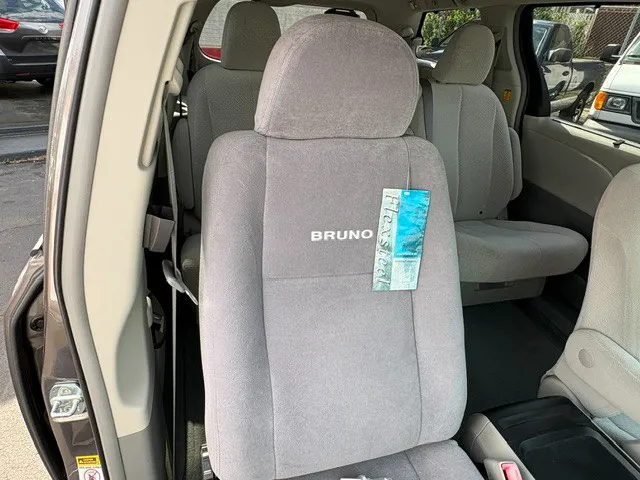 2011 Toyota Sienna LE - Photo 15