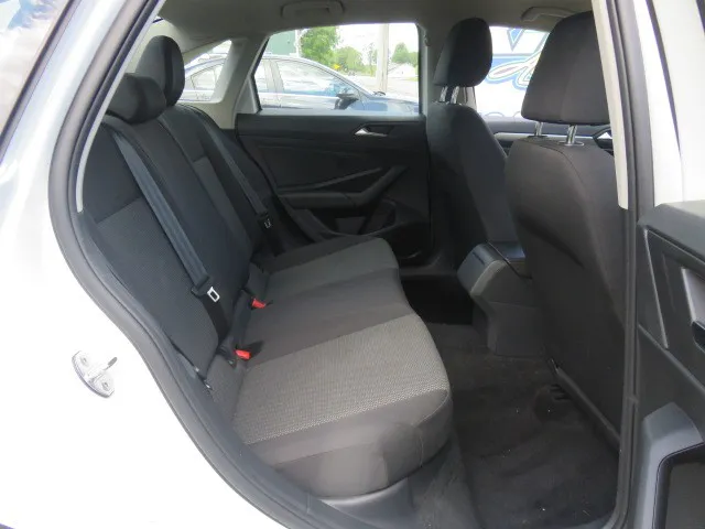2020 Volkswagen Jetta SE R-Line photo 16