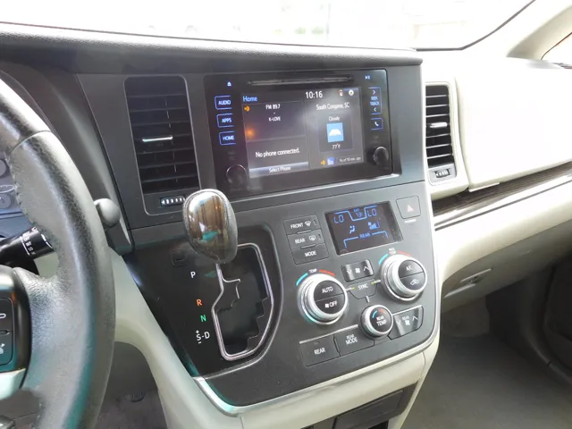 2015 Toyota Sienna XLE - Photo 7