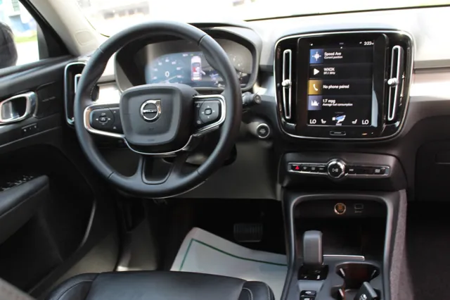 2022 Volvo XC40 T5 Momentum photo 26