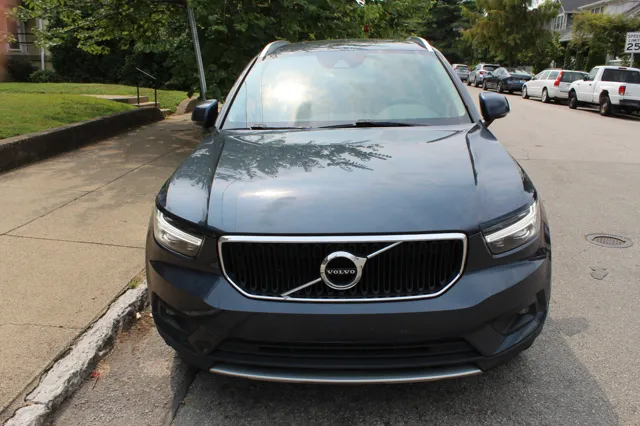 2021 Volvo XC40 Momentum photo 2