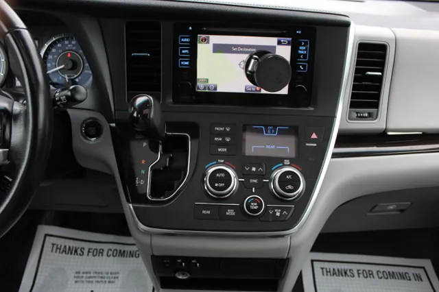 2015 Toyota Sienna XLE - Photo 18