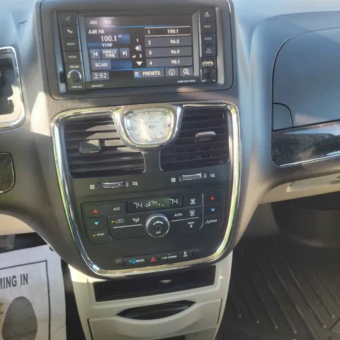 2016 Chrysler Town & Country Touring photo 5