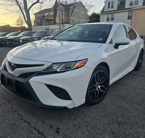 2018 Toyota Camry SE's photo