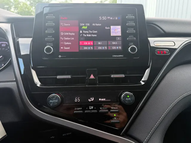 2021 Toyota Camry SE - Photo 14