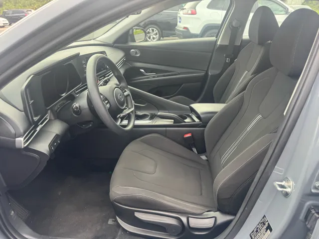 2022 Hyundai Elantra SEL photo 8