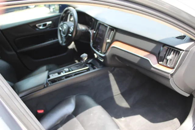 2021 Volvo S60 R-Design Momentum photo 26