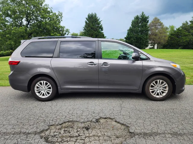 2015 Toyota Sienna XLE photo 5