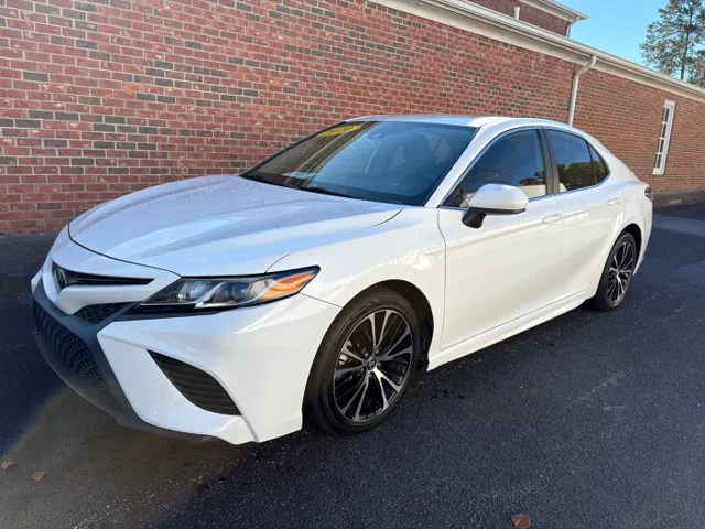 2020 Toyota Camry SE's photo