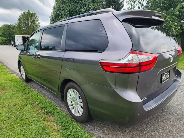 2015 Toyota Sienna XLE photo 8