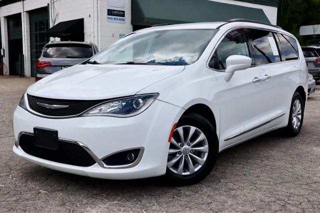 2017 Chrysler Pacifica Touring-L's photo