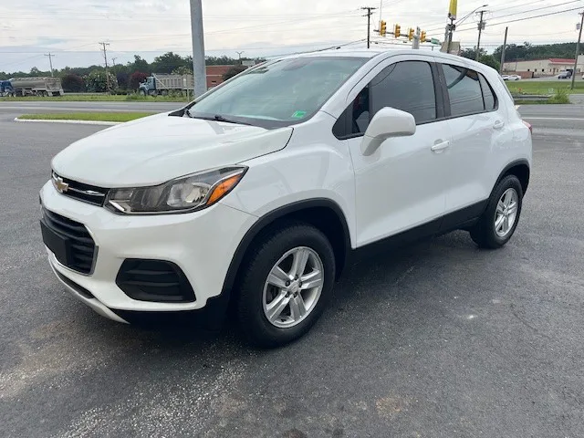 2021 Chevrolet Trax LS photo 2