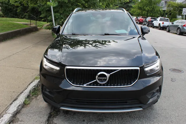 2022 Volvo XC40 T5 Momentum photo 2