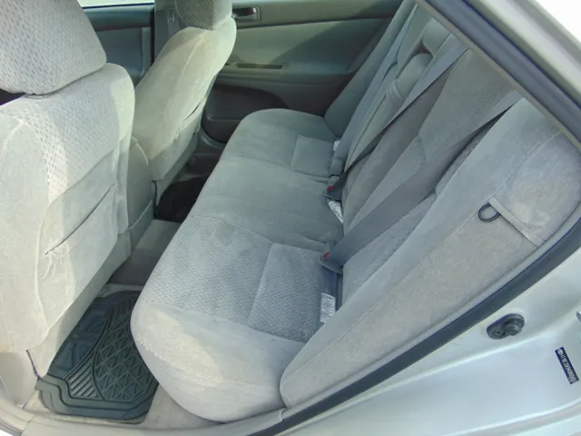 2004 Toyota Camry LE - Photo 11