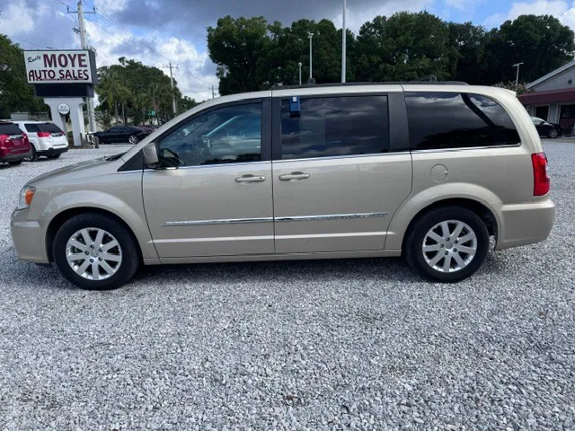 2015 Chrysler Town & Country Touring's photo