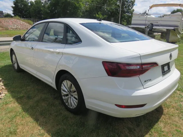 2020 Volkswagen Jetta SE R-Line photo 2