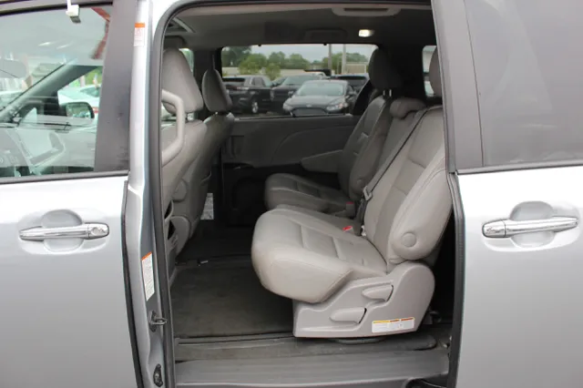 2015 Toyota Sienna XLE - Photo 11