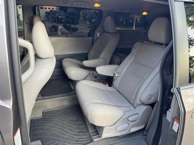 2015 Toyota Sienna XLE - Photo 14