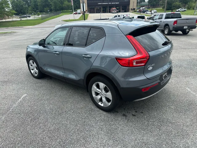 2021 Volvo XC40 T5 Momentum AWD photo 4