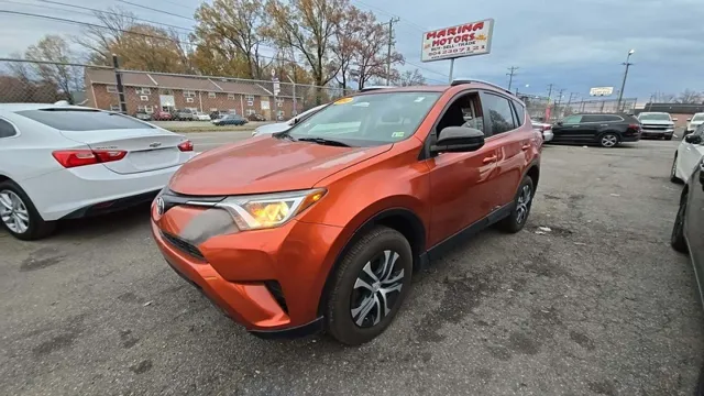 2016 Toyota RAV4 LE's photo