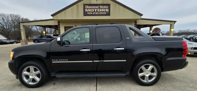 2011 Chevrolet Avalanche LTZ's photo
