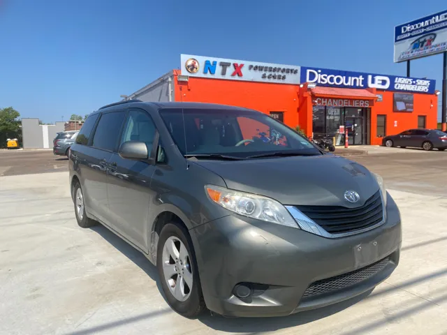 2011 Toyota Sienna LE's photo