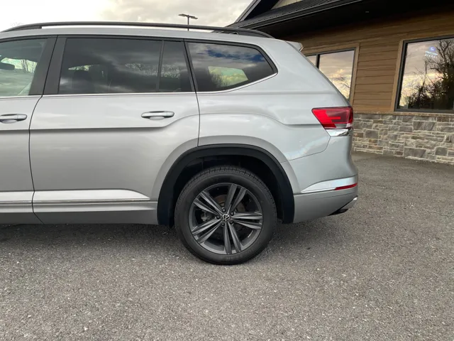 2021 Volkswagen Atlas SE Technology R-Line photo 2