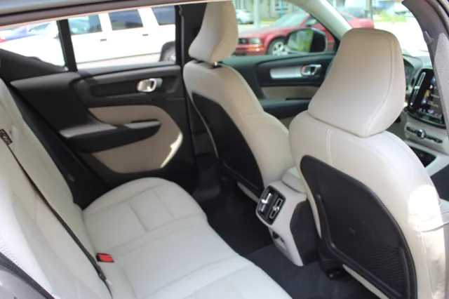 2022 Volvo XC40 T5 Momentum photo 23