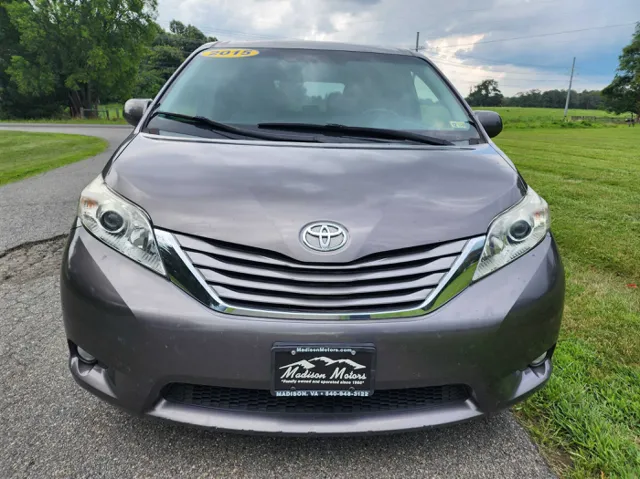 2015 Toyota Sienna XLE photo 3