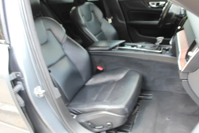 2021 Volvo S60 R-Design Momentum photo 27