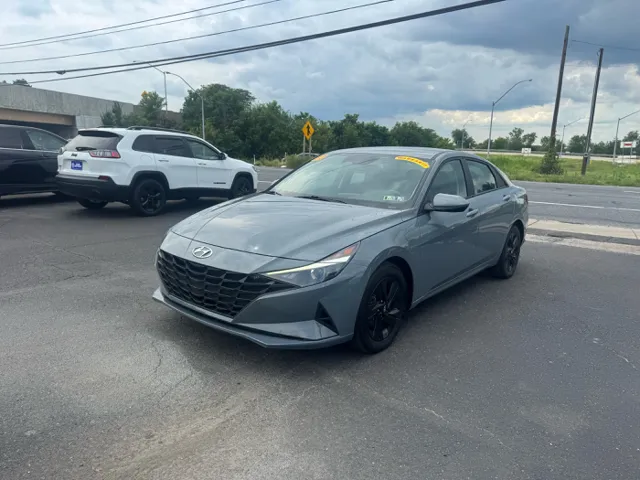 2022 Hyundai Elantra SEL photo 3