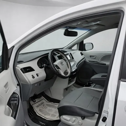 2013 Toyota Sienna LE - Photo 8