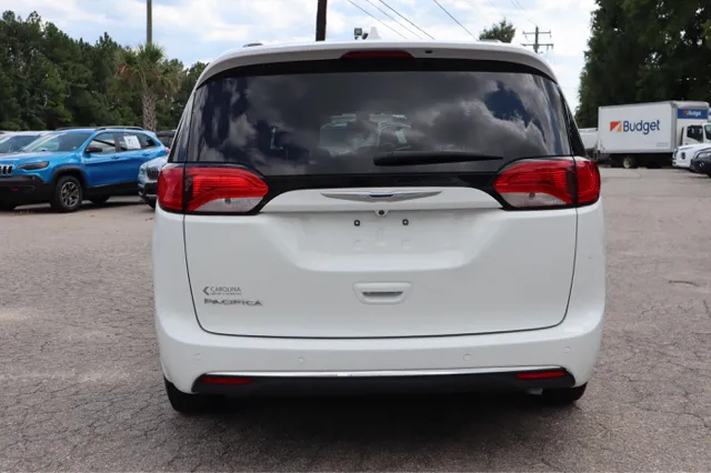 2017 Chrysler Pacifica Touring L photo 3