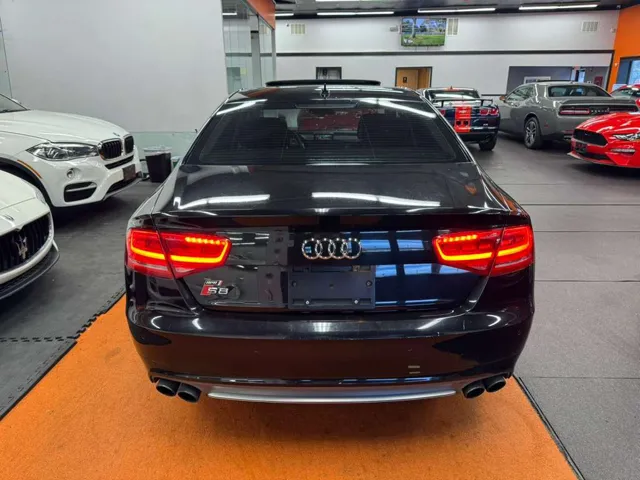 2013 Audi S8 photo 4