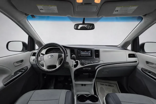 2013 Toyota Sienna LE - Photo 7