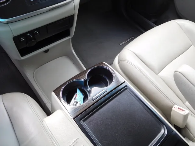 2015 Toyota Sienna XLE - Photo 8