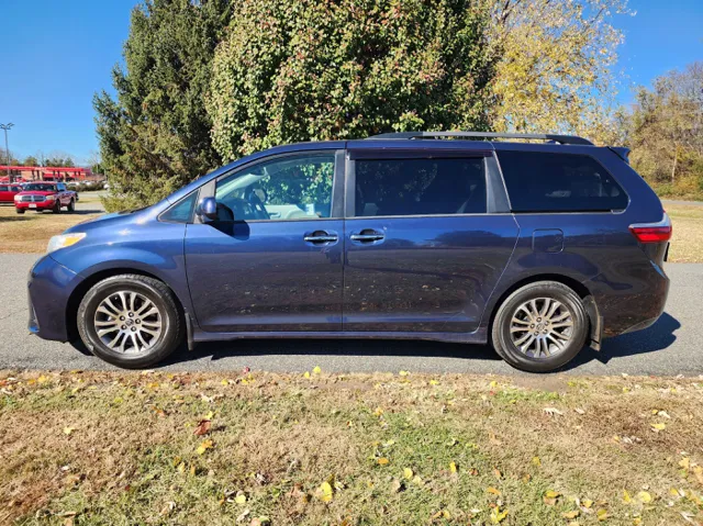 2018 Toyota Sienna XLE's photo