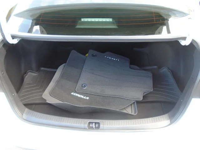 2021 Toyota Corolla LE - Photo 19