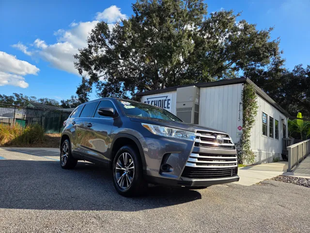 2018 Toyota Highlander LE's photo