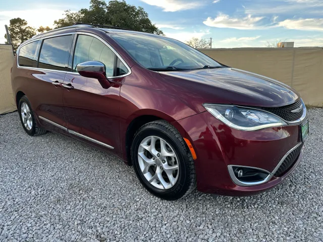 2020 Chrysler Pacifica Limited's photo