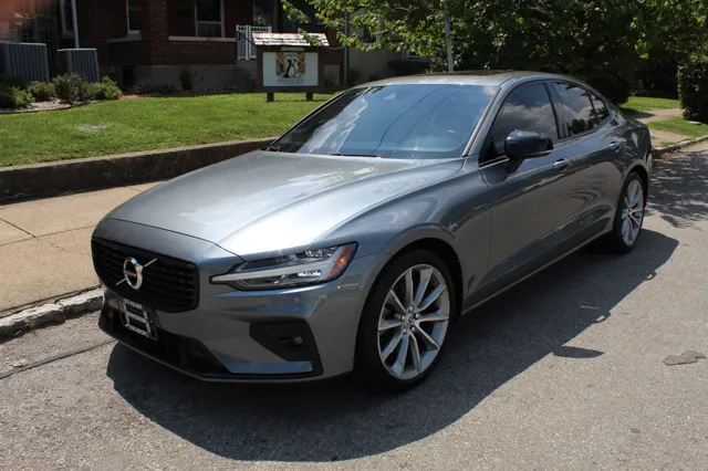 2021 Volvo S60 R-Design Momentum photo 2