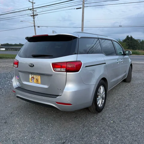 2017 Kia Sedona LX - Photo 8